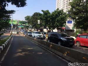 Begini Kemacetan di Jl Warung Buncit Raya Akibat Feeder TransJ Terguling