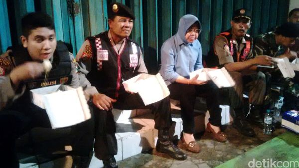 Risma Sahur Bersama TNI, Polri dan Satpol di Pasar Keputran