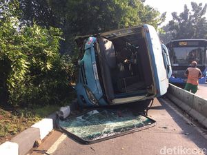 Sebelum Terguling, Bus TransJ Nabrak Pembatas Jalan dan Pohon di Warung Buncit