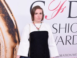 Lena Dunham Padukan Gaun dengan Sepatu Kelinci Berbulu di CFDA Awards