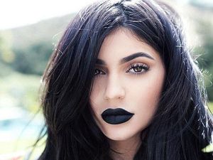 Kylie Jenner Hingga Beyonce Tampil dengan Liptsik Hitam