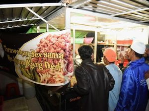 Bupati Dedi, Tarling Spontan dan Hadiah Mie Ayam bagi Warga yang Ikut Salat