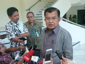 Wapres JK Bela Ibu Warteg yang Dagangannya Disita Satpol PP di Serang Wapres JK Bela Ibu Warteg yang Dagangannya Disita Satpol PP di Serang