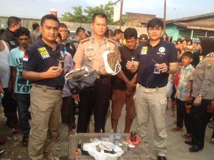 Polisi Gerebek Kampung Narkoba di Medan, Warga: Tangkap Saja Pak! Polisi Gerebek Kampung Narkoba di Medan, Warga: Tangkap Saja Pak!