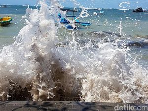 Waspada! Gelombang Tinggi di Pesisir Masih Berpotensi Hingga Beberapa Hari