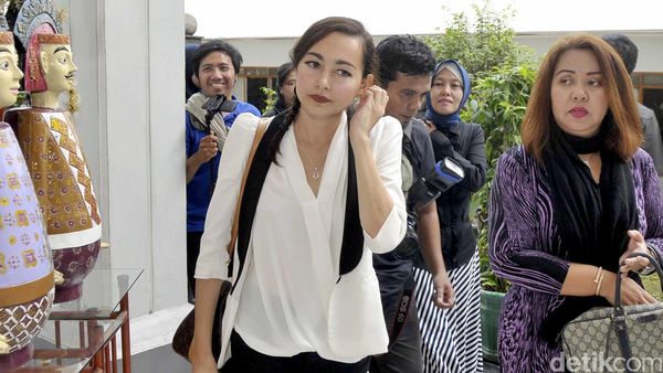 Dewi Rezer Kecewa Marcelino Lefrandt Tak Hadiri Sidang Cerai