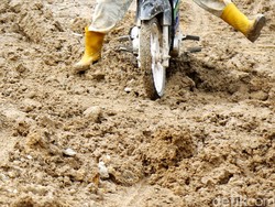 Warga Sakit Ditandu Lewati Jalan Rusak, Ini Kata Pemkab Pandeglang