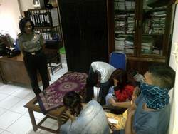 Siang Bolong, 6 Pasangan Muda Tepergok Berduaan di Kamar Kos