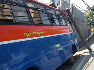 Metro Mini Tabrak Tiang Listrik di Daan Mogot, Lalin Arah Pesing Padat