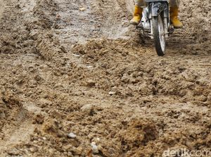 Ibu di Pandeglang Terpaksa Ditandu 6 Km Usai Melahirkan Gegara Jalan Rusak