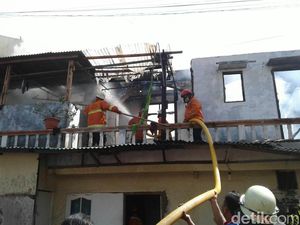 Kebakaran Rumah Tingkat di Pulogadung, 8 Unit Pemadam Dikerahkan