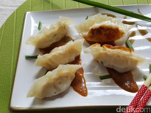 Resep Takjil: Gyoza with Peanut Sauce