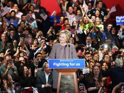 Pakai Mantel Armani Rp 165 Juta Untuk Berpidato, Hillary Clinton Dikritik