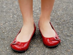 Tips Tampil Nyaman dengan Sepatu Flat Tanpa Membuat Tubuh Terlihat Pendek