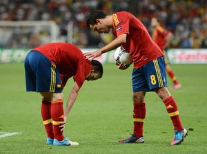 Iniesta Merindukan Xavi dan Xabi Alonso