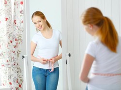 Lihat Cermin dan Makan Bersama Pria Bisa Bantu Turunkan Berat Badan