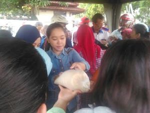 Operasi Pasar Gula di Jember Dimanfaatkan Pedagang yang Antre