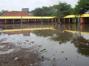 Penampakan Air Laut Meluber ke Tempat Parkir dan Warung di Bantul Penampakan Air Laut Meluber ke Tempat Parkir dan Warung di Bantul