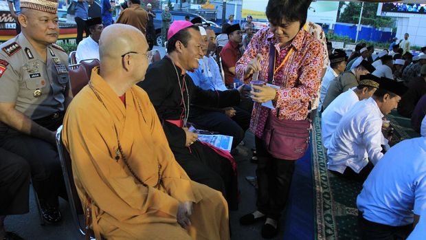 Pastur dan Biksu ikut berbuka puasa bersama umat Muslim yang menjalankan ibadah puasa Ramadhan dalam acara Lampung Mengaji 99 di Bundaran Tugu Adipura Bandar Lampung, Lampung, Selasa (7/6). Kegiatan ini akan berlangsung selama Bulan Suci Ramadhan yang diadakan Polda Lampung dan Pemkot Bandar Lampung dan ditujukan untuk menciptakan kerukunan antar umat beragama. ANTARA FOTO/Tommy Saputra/pd/16.