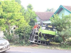 Hindari Kendaraan Lain, Truk Muat Gas Alam Terbalik di Depan Makam