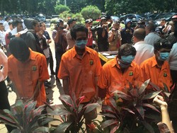 Polisi Bongkar 3 Pangkalan Pengoplos Gas Elpiji 12 Kg, 4 Tersangka Dibekuk