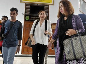 Gugatan Cerai Dewi Rezer Dikabulkan Gugatan Cerai Dewi Rezer Dikabulkan