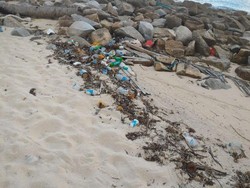 Pulau Lengkuas, Si Cantik yang Dinodai Sampah Turis