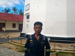 Jaga Mercusuar, Bapak Ini Sanggup Kuliahkan Anaknya