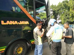Polisi dan Dishub DKI Cek Kesiapan Angkutan Umum Jelang Lebaran