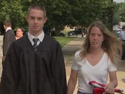 Dari TK Sampai Lulus SMA, Siswa Ini Tak Pernah Sekalipun Absen Sekolah