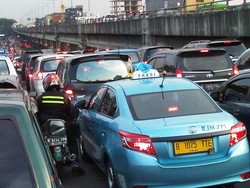 Buka Puasa, Jalan Jenderal A Yani Rawamangun Macet Parah