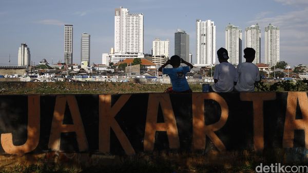 Ngabuburit di Bantaran Banjir Kanal Barat