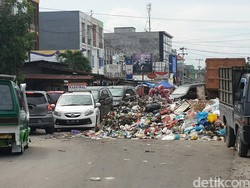 Parah! Sampah di Pekanbaru Menumpuk Sampai Tutup Badan Jalan