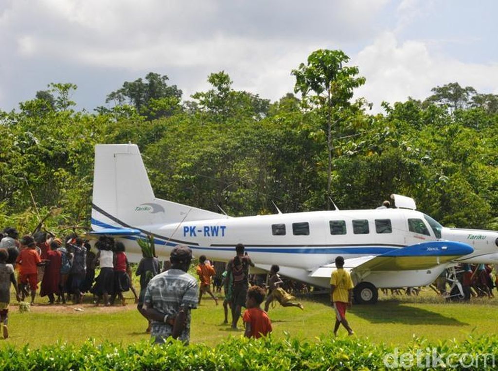 Bahagia Itu Sederhana Bagi Warga Pedalaman Papua: Cukup Nonton Pesawat