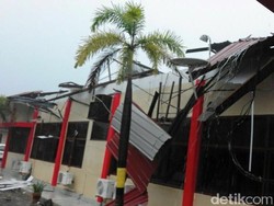 Mapolres Tanjung Balai Karimun Kepri Porak Poranda Diterjang Puting Beliung