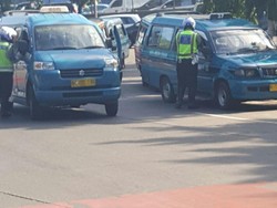 Ngetem Sembarangan, Puluhan Angkot di Terminal Kp Rambutan Ditilang Polisi