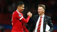 Louis van Gaal memang gagal di Manchester United. Tapi trek rekor orang Belanda ini tak bisa ditutupi dengan apa yang terjadi di Old Trafford. Selain mengantar Timnas Belanda duduk di posisi tiga Piala Dunia 2014, Van Gaal mempersembahkan trofi liga pada Ajax Amsterdam, Barcelona, dan Bayern Munich. Total trofinya berjumlah puluhan. (Getty Images/Dean Mouhtaropoulos)