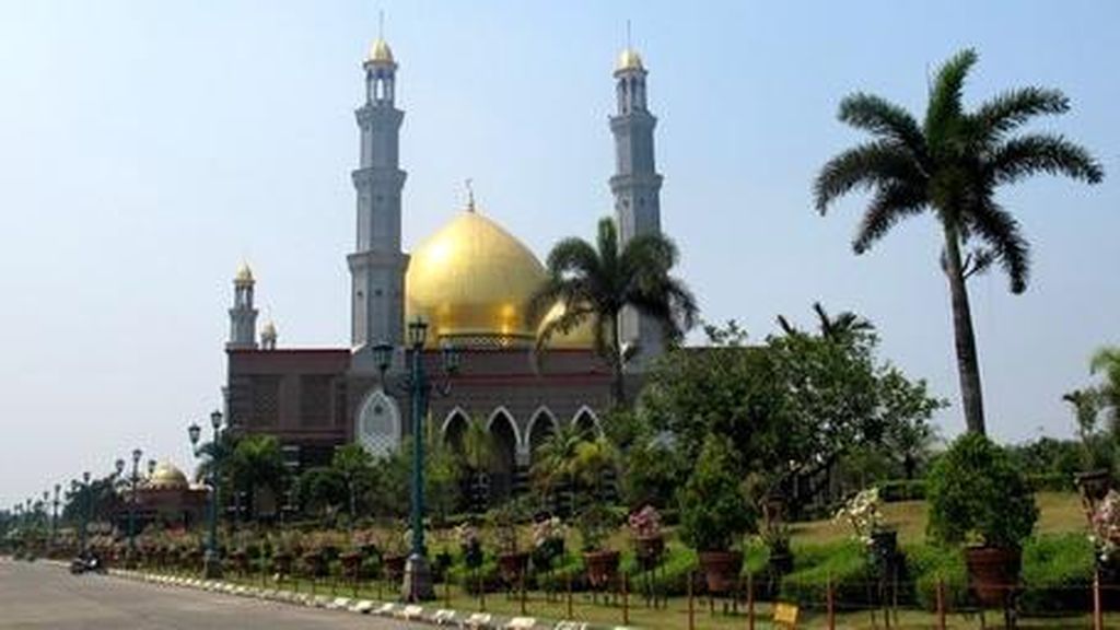 Masjid Dian Al-Mahri di Depok Mencolok dengan Kubah Emas-nya