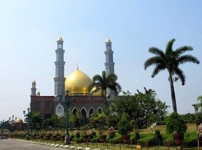 Masjid Dian Al-Mahri di Depok Mencolok dengan Kubah Emas-nya