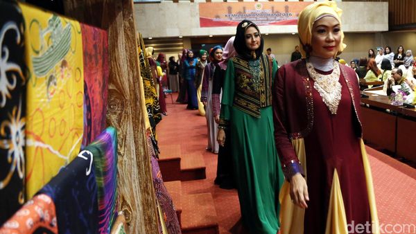 Fashion Show di Ruang Rapat DPR