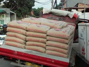 Sopir Mengantuk, Truk Muatan Semen Nyemplung ke Parit di Pondok Gede