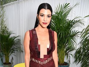 Cara Kourtney Kardashian Hindari Malfungsi Busana dengan Gaun Belahan Rendah
