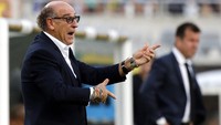 Patrice Neveu memberikan pengarahan kepada para pemain Haiti. Kim Klement/Reuters/detikFoto.