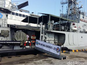Naik KRI Untung Suropati, Menteri Kelautan Susi Kunjungi Lembata