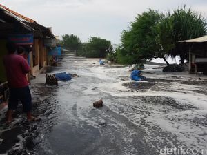 Seperti di Sanur, Hari ini Gelombang Pasang di Pantai Bantul Juga Lebih Besar Seperti di Sanur, Hari ini Gelombang Pasang di Pantai Bantul Juga Lebih Besar