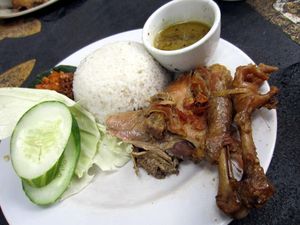 Waroeng Pohon: Mencicip Sego Sarang Berlauk Ingkung Ayam yang Gurih