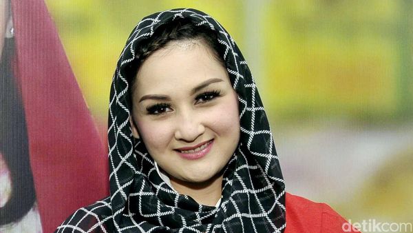 Mona Ratuliu Tampil Berkerudung