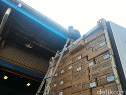 300 Ton Daging Beku Australia Tiba di Gudang Bulog