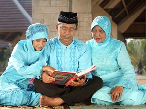 Membaca Surat Yasin di Malam Jumat, Ini Keutamaannya