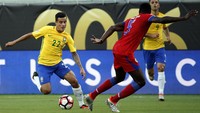 Philippe Coutinho meliuk-liuk untuk melewati pemain Haiti. Kim Klement/Reuters/detikFoto.